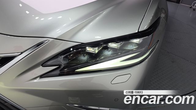 Лексус ES300h 2023 — миниатюра 8