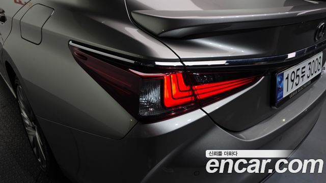 Лексус ES300h 2023 — миниатюра 9