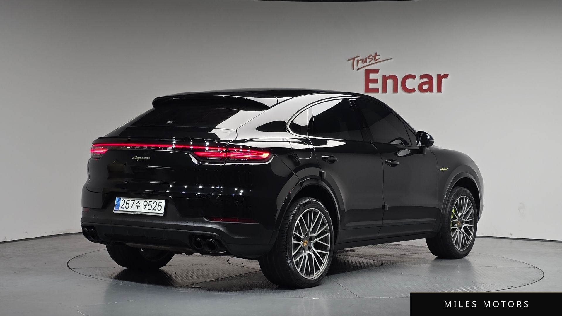 Porsche Cayenne 2023 — миниатюра 2