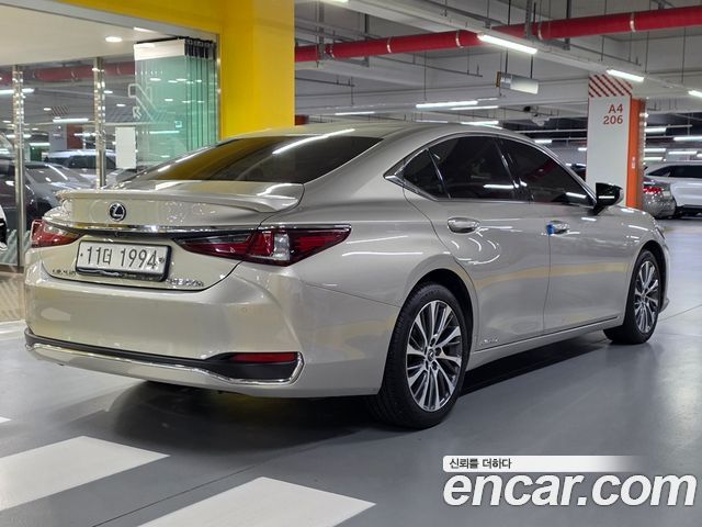 Лексус ES300h 2019 — миниатюра 4