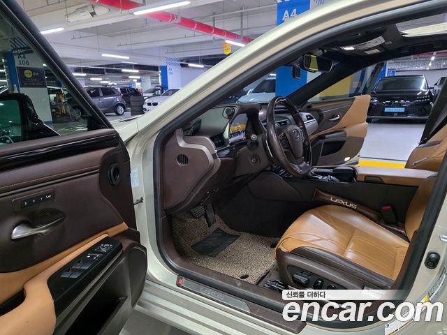 Лексус ES300h 2019 — миниатюра 14