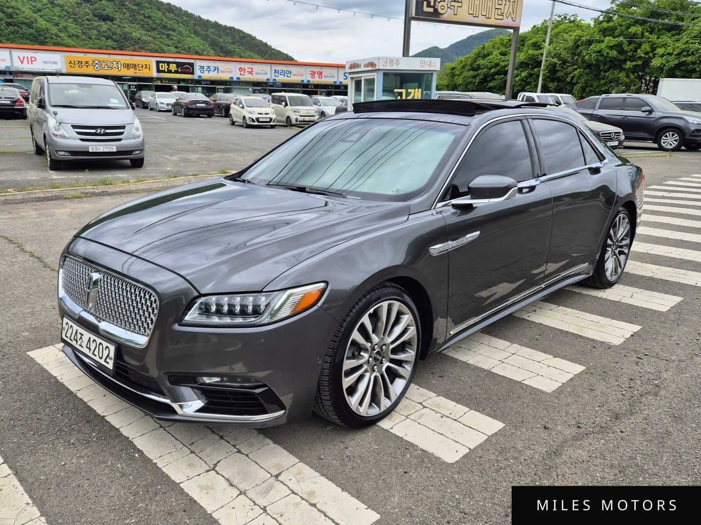 Lincoln Continental 2017 — фото 1 из 12