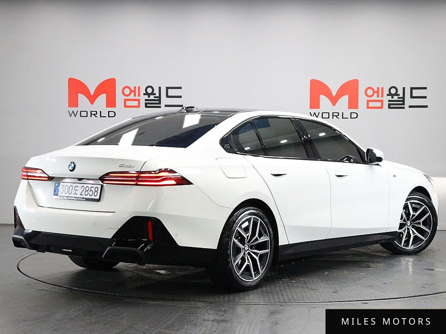 BMW 5 Series (G60) 2025 — миниатюра 3