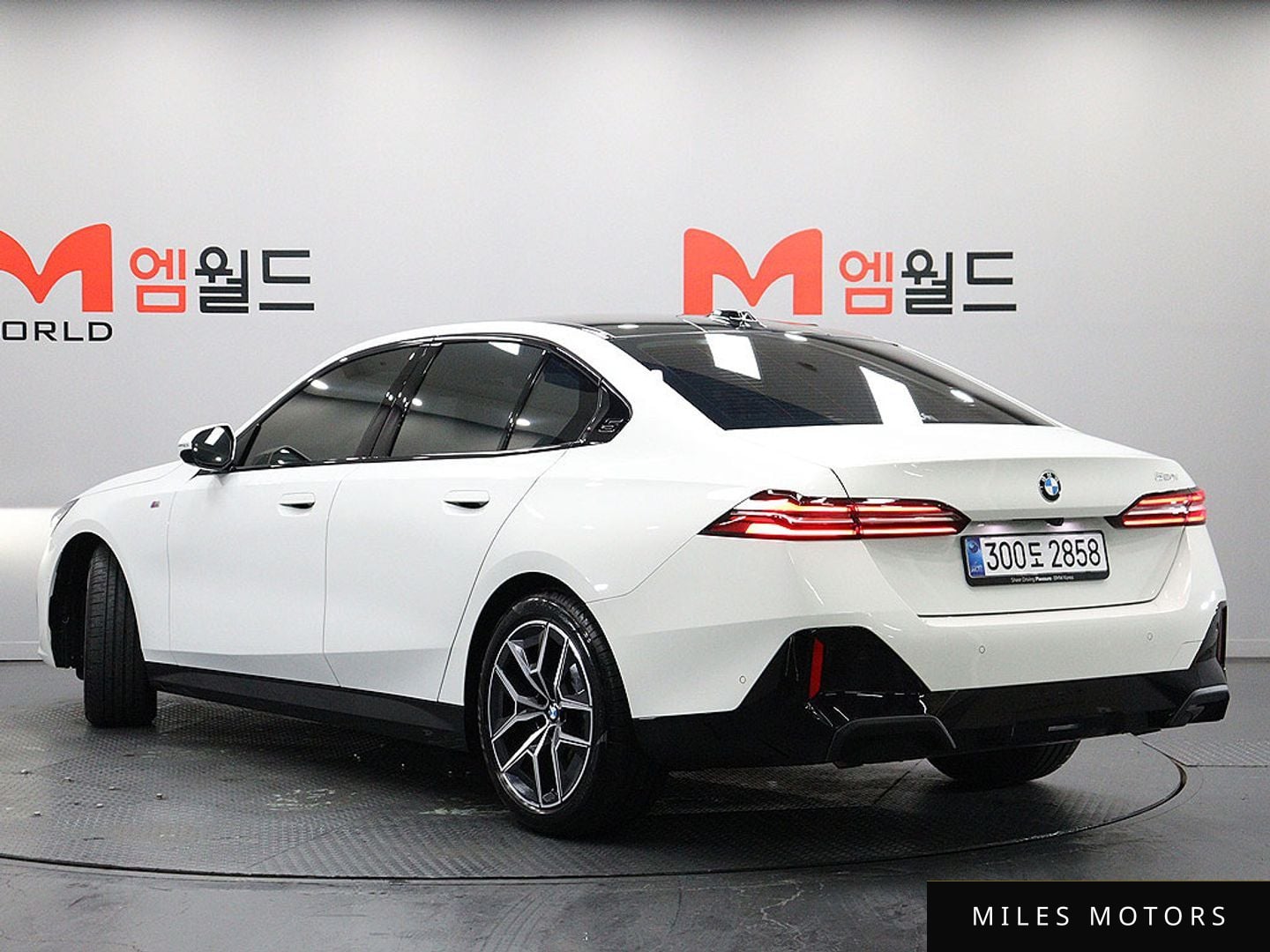 BMW 5 Series (G60) 2025 — миниатюра 4