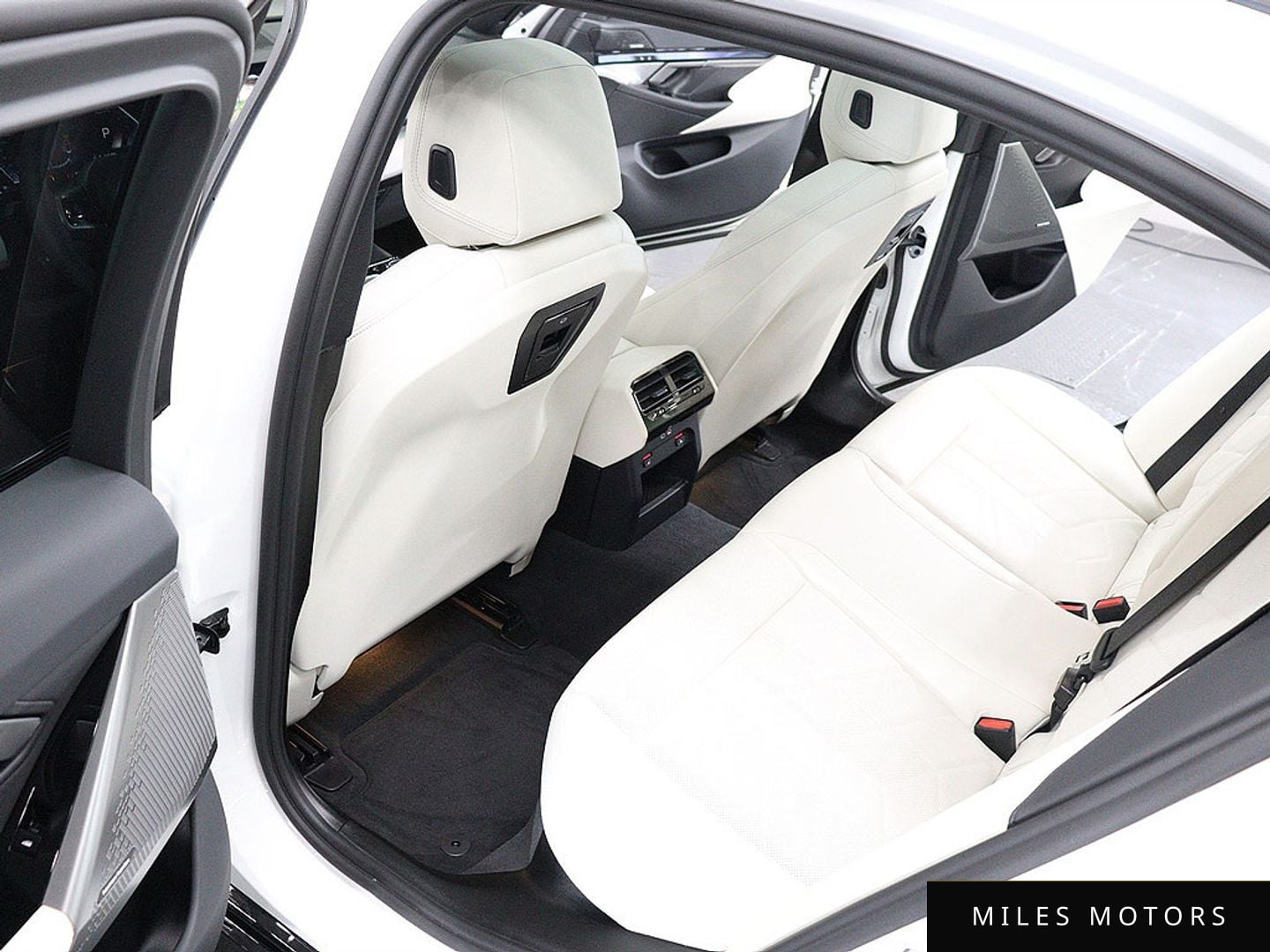 BMW 5 Series (G60) 2025 — миниатюра 11