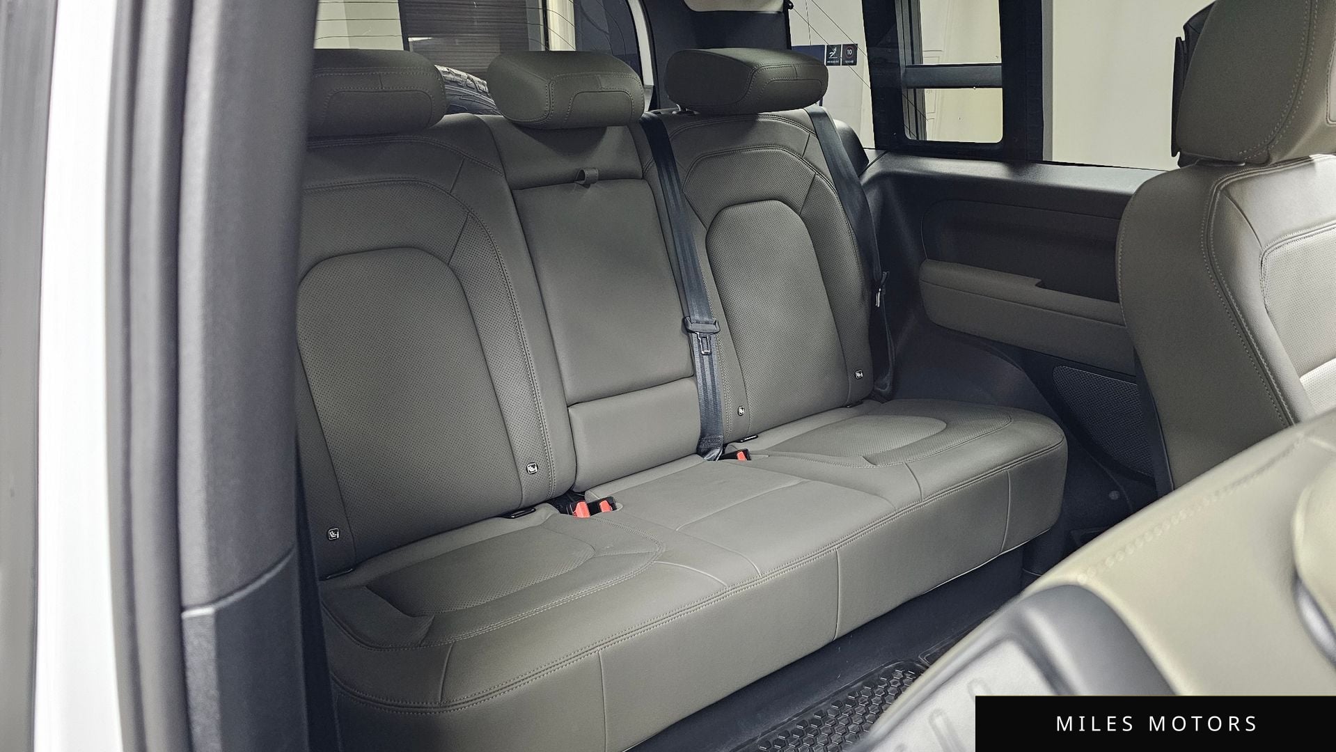 Land Rover Defender 2023 — миниатюра 17