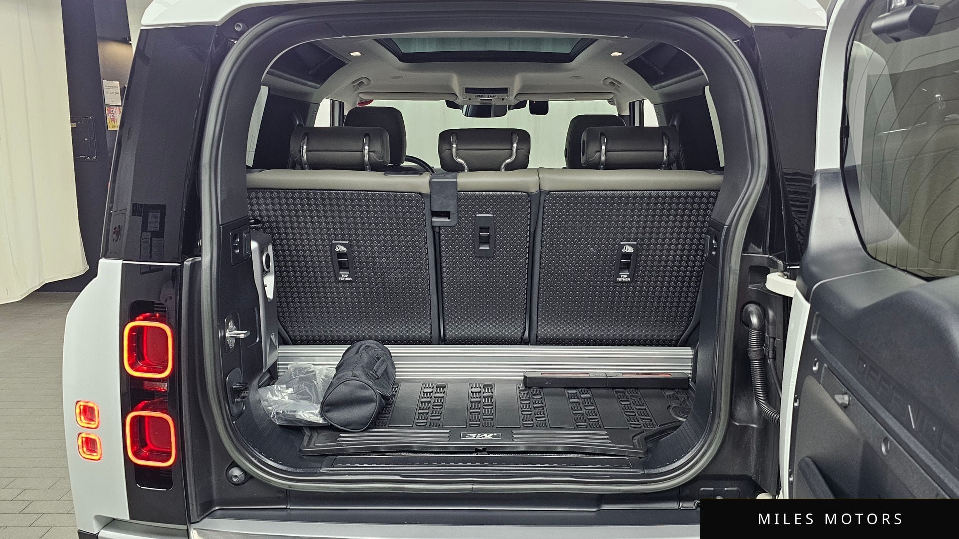 Land Rover Defender 2023 — миниатюра 25