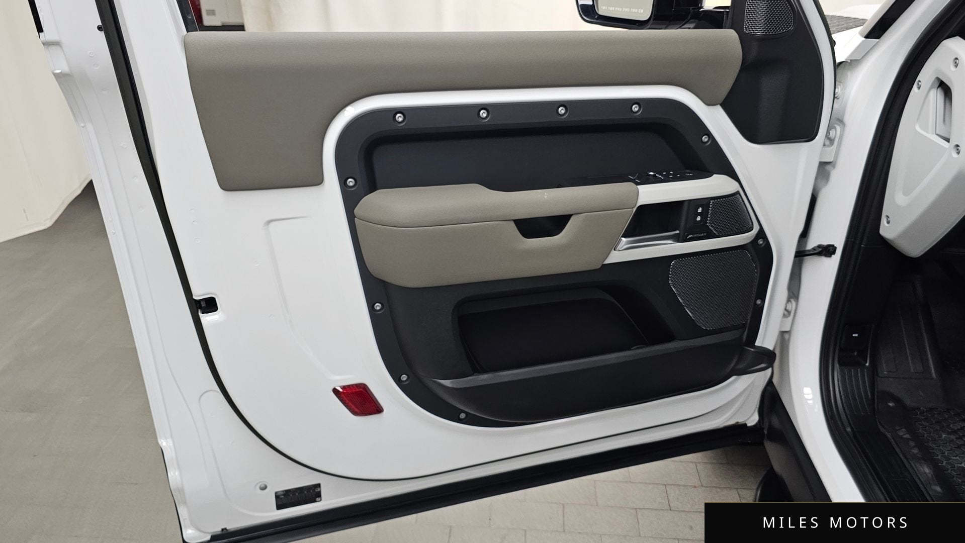 Land Rover Defender 2023 — миниатюра 14