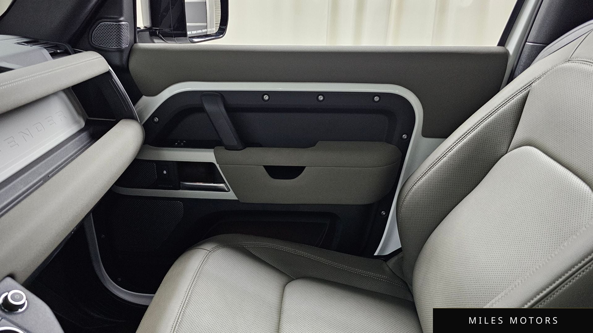 Land Rover Defender 2023 — миниатюра 15