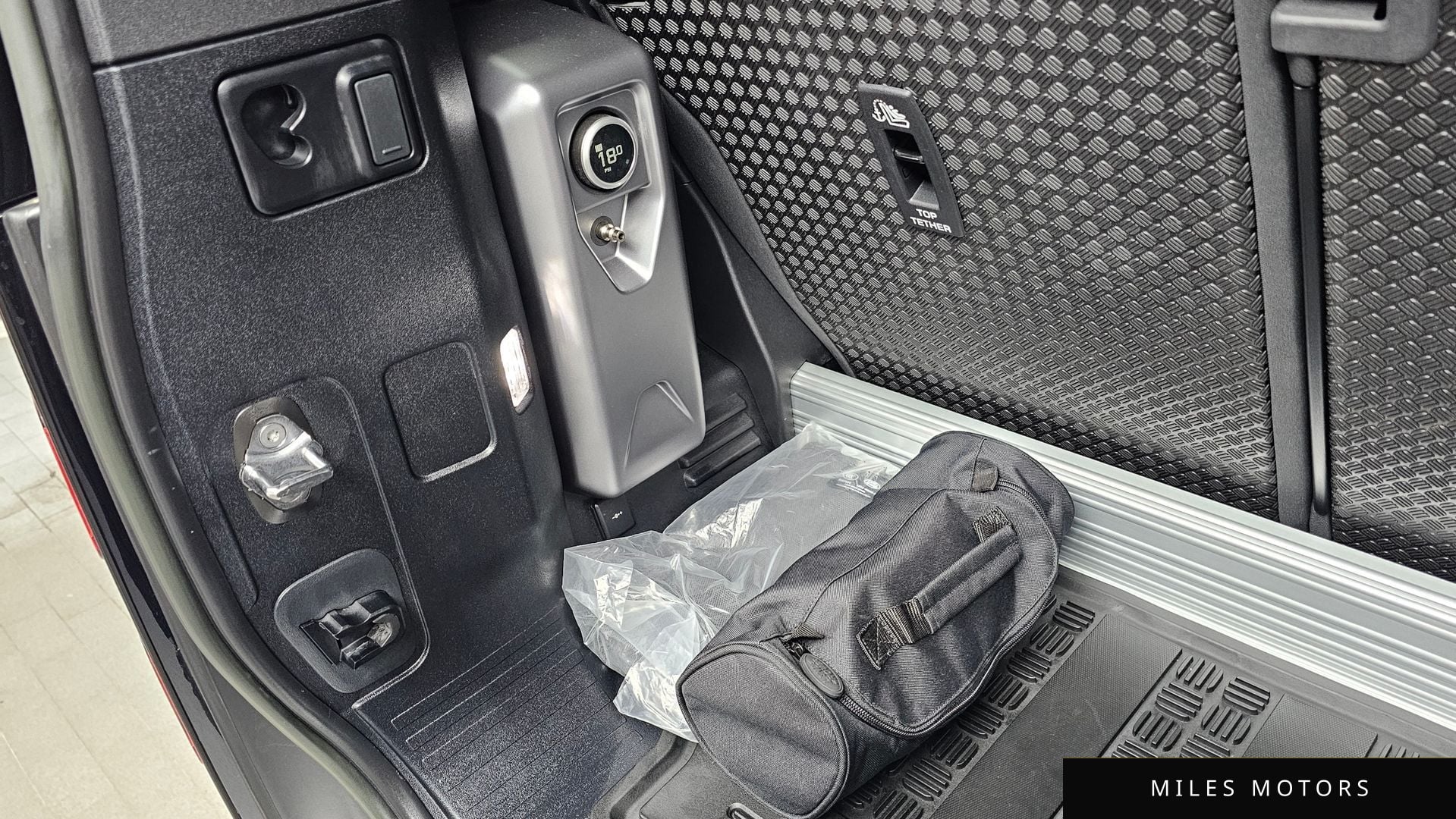 Land Rover Defender 2023 — миниатюра 32