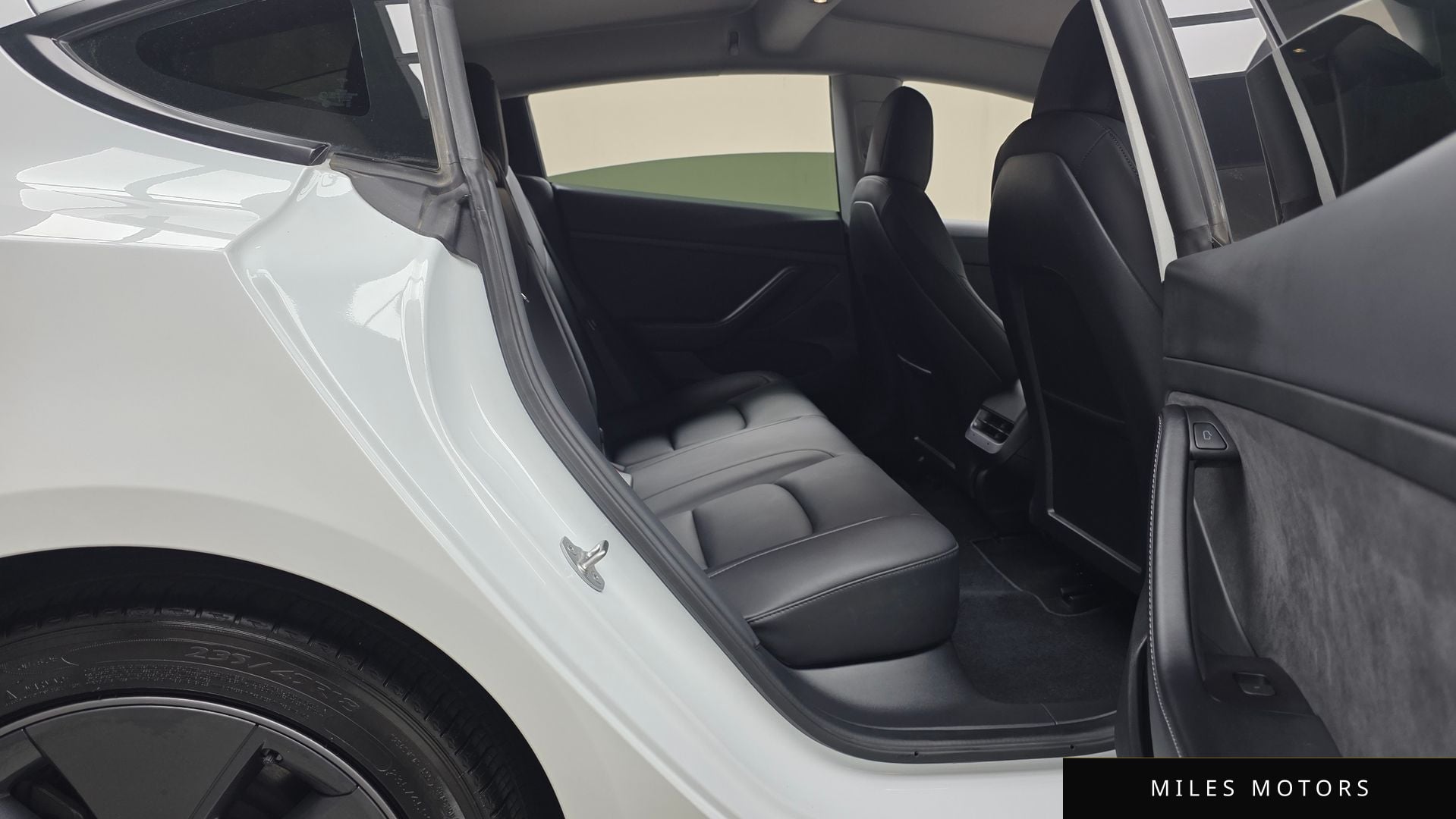 Tesla Model 3 2022 — миниатюра 18