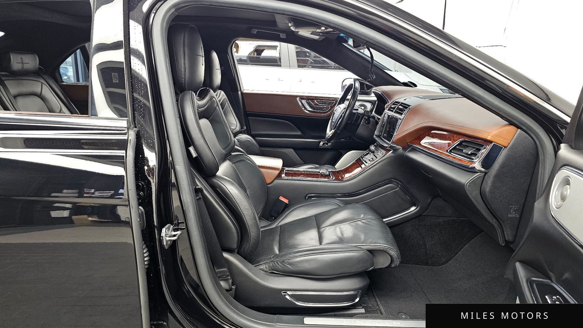 Lincoln Continental 2017 — миниатюра 11