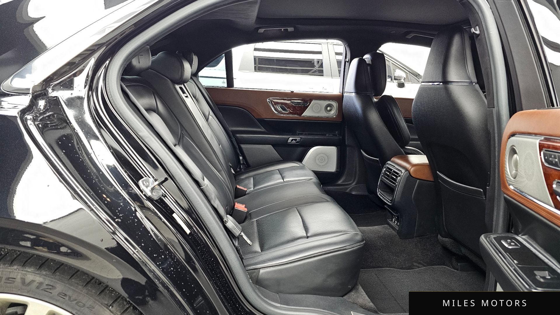 Lincoln Continental 2017 — миниатюра 12