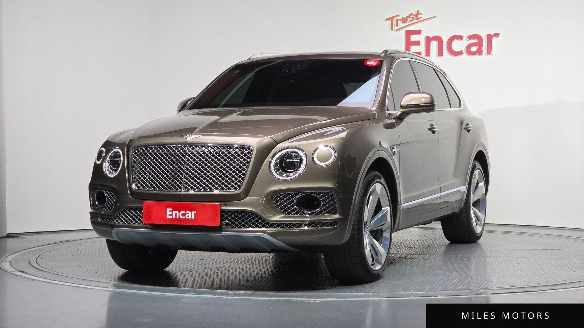 Bentley Bentayga 2017 — фото 1 из 12