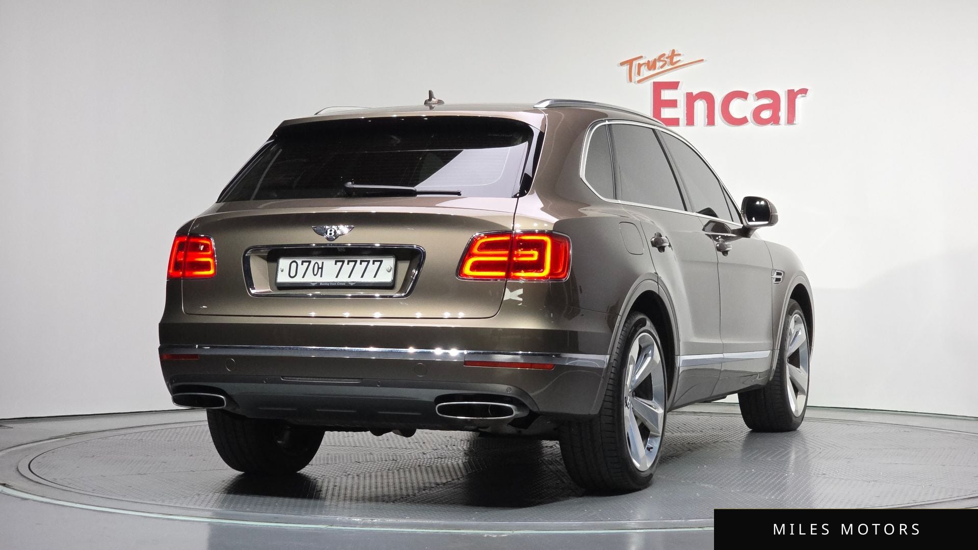 Bentley Bentayga 2017 — миниатюра 2