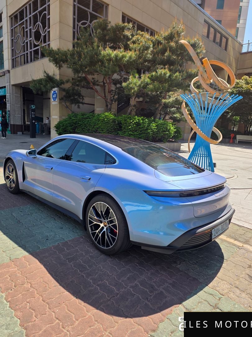 Porsche Taycan 2021 — миниатюра 2