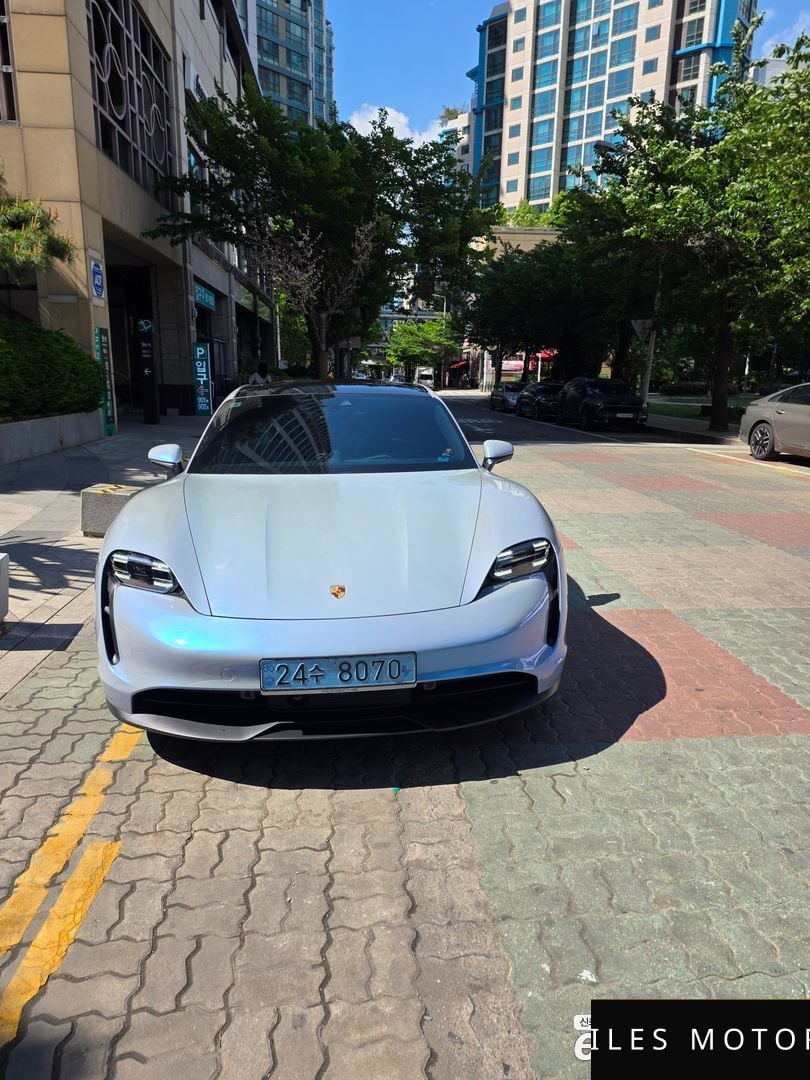 Porsche Taycan 2021 — миниатюра 3