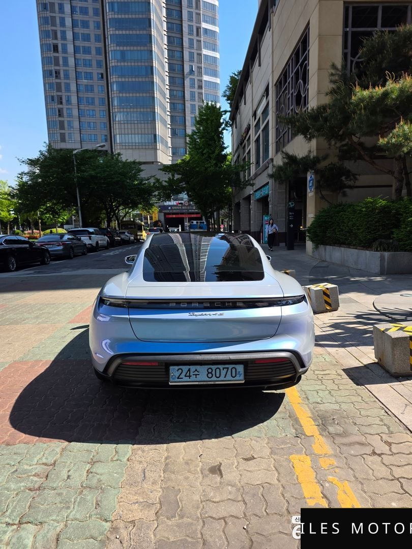 Porsche Taycan 2021 — миниатюра 4