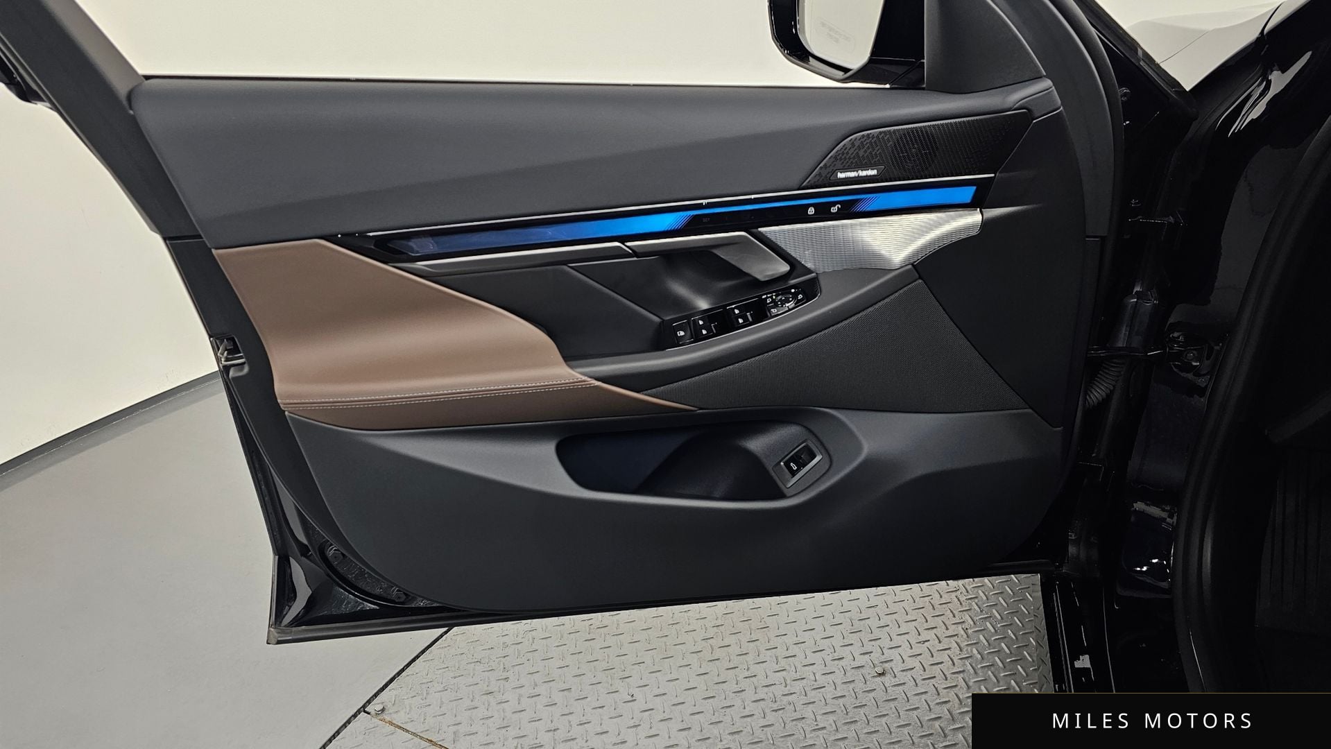 BMW 5 Series (G60) 2025 — миниатюра 14
