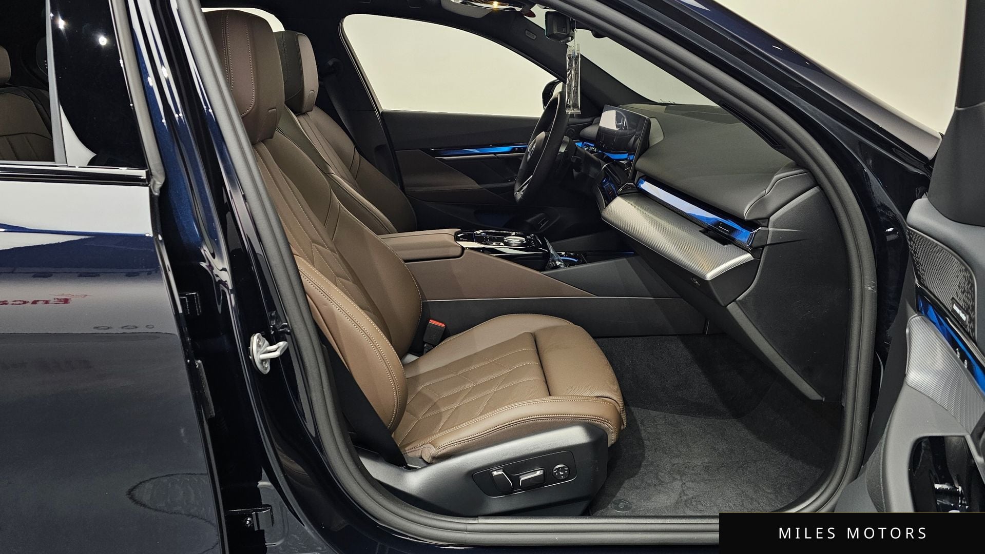 BMW 5 Series (G60) 2025 — миниатюра 16