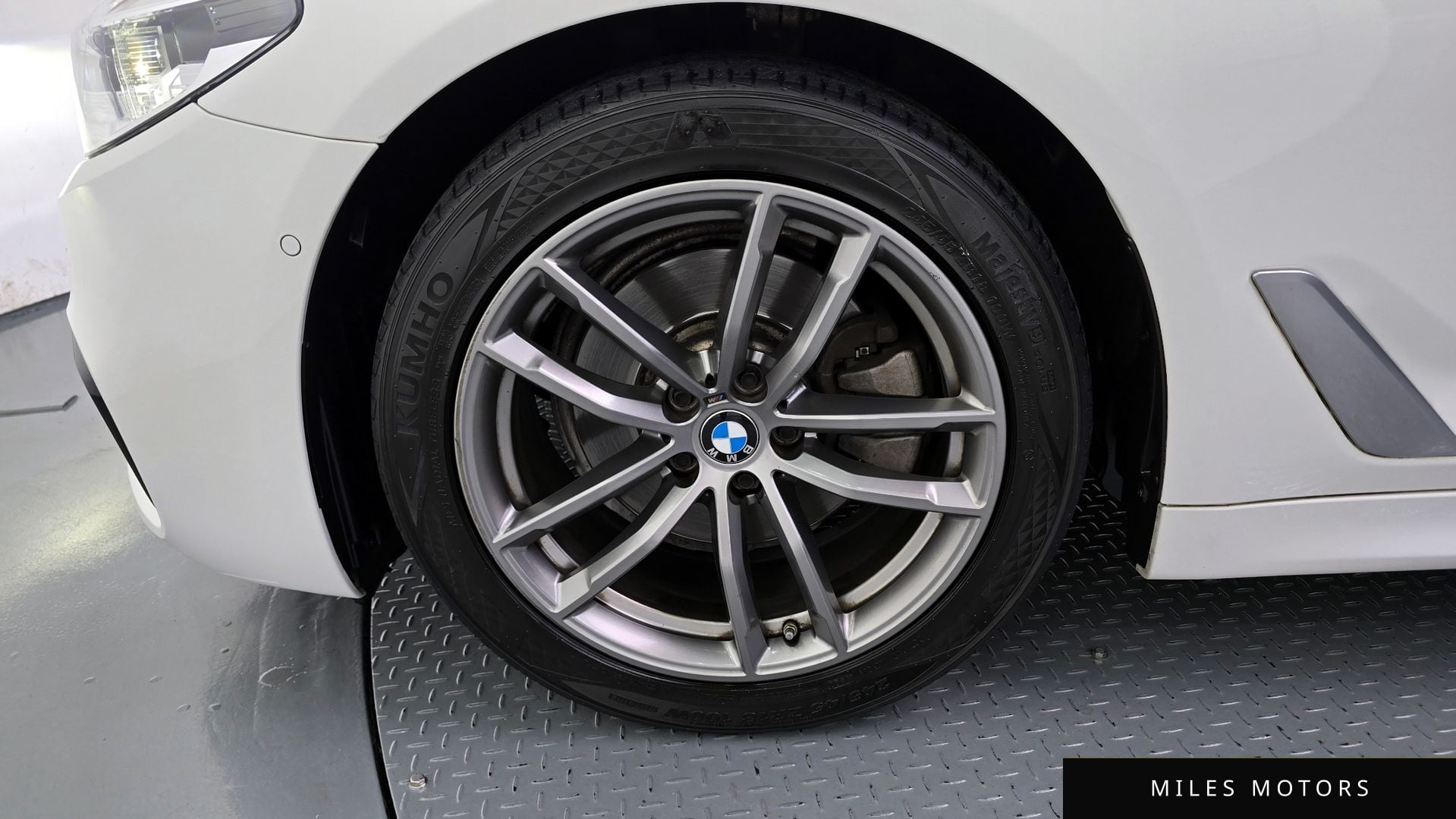 BMW 5 Series (G30) 2019 — миниатюра 5