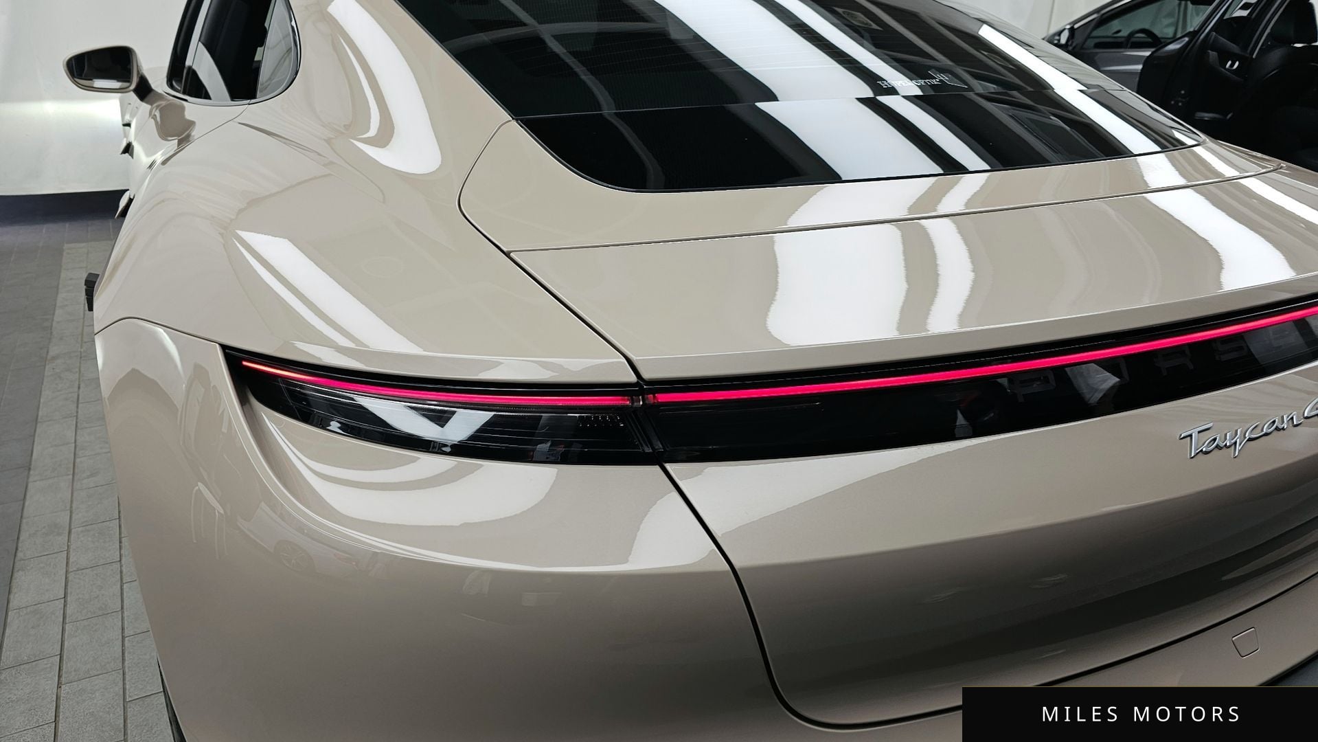 Porsche Taycan 2022 — миниатюра 9