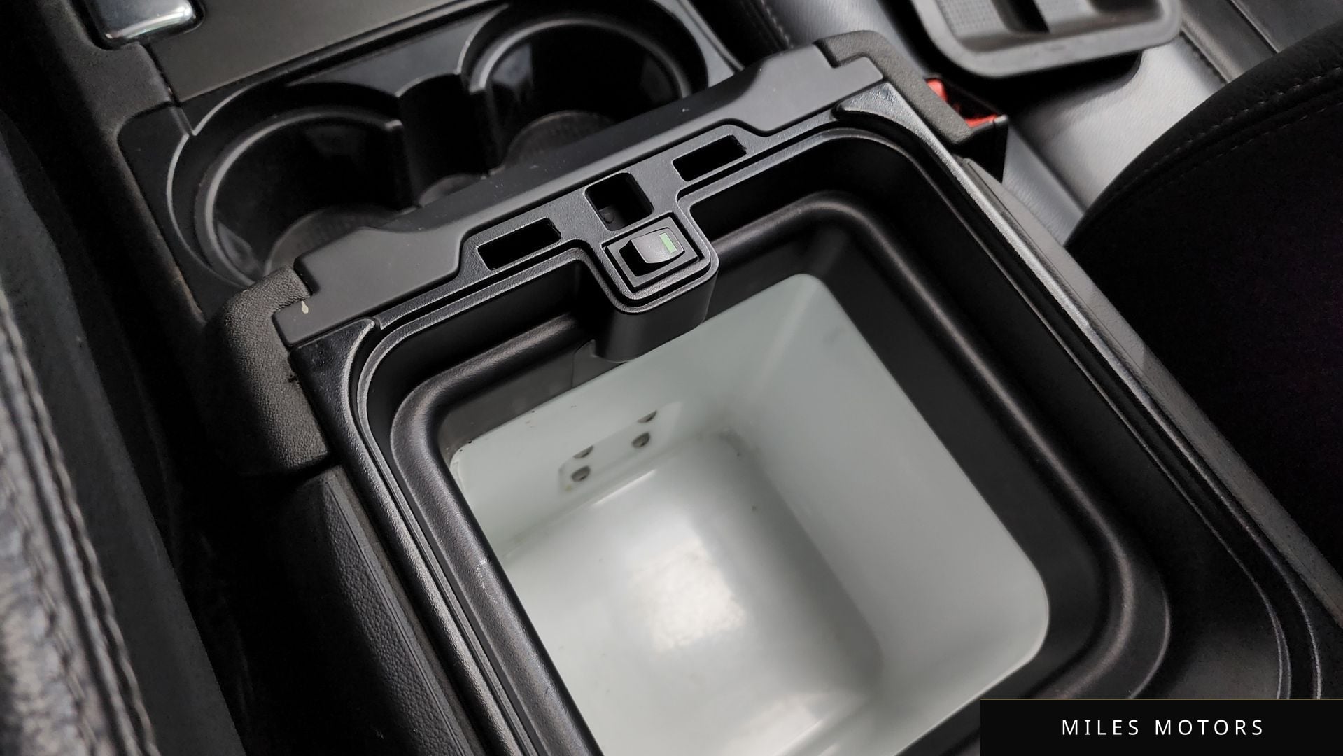 Land Rover Discovery 2015 — миниатюра 20