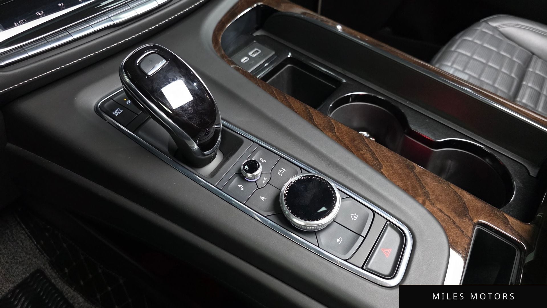 Cadillac Escalade 2023 — миниатюра 9