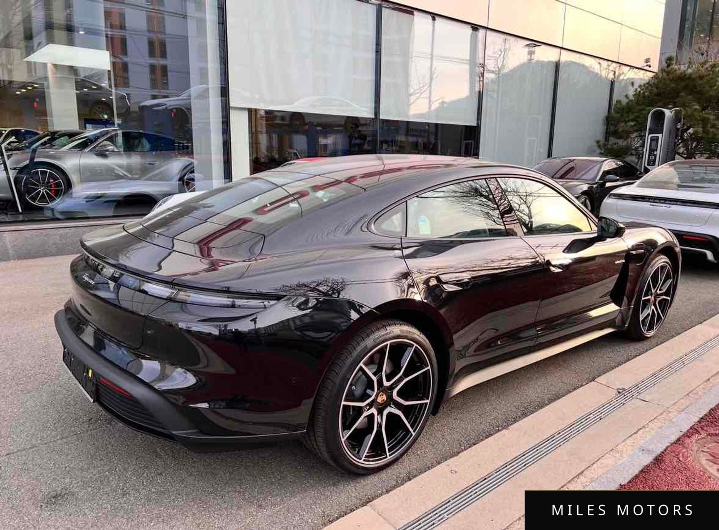 Porsche Taycan 2025 — миниатюра 2