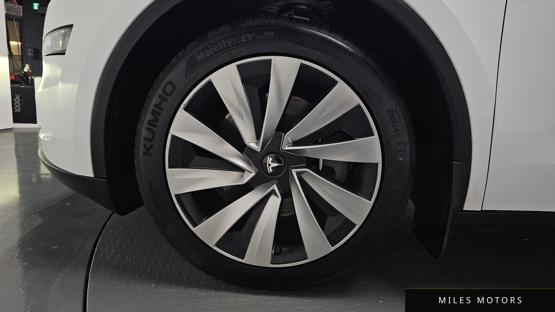 Tesla Model Y 2025 — миниатюра 4