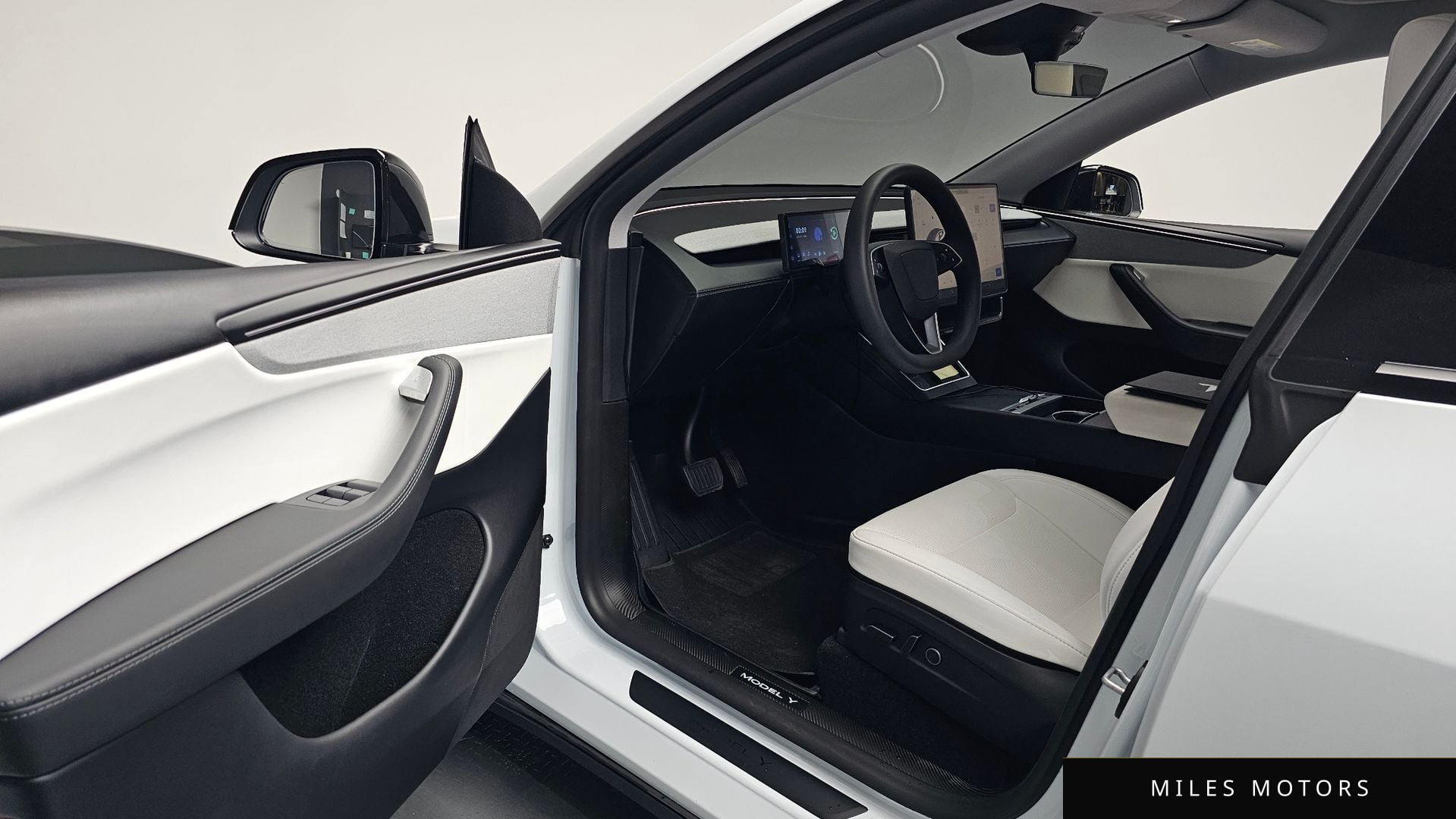 Tesla Model Y 2025 — миниатюра 12