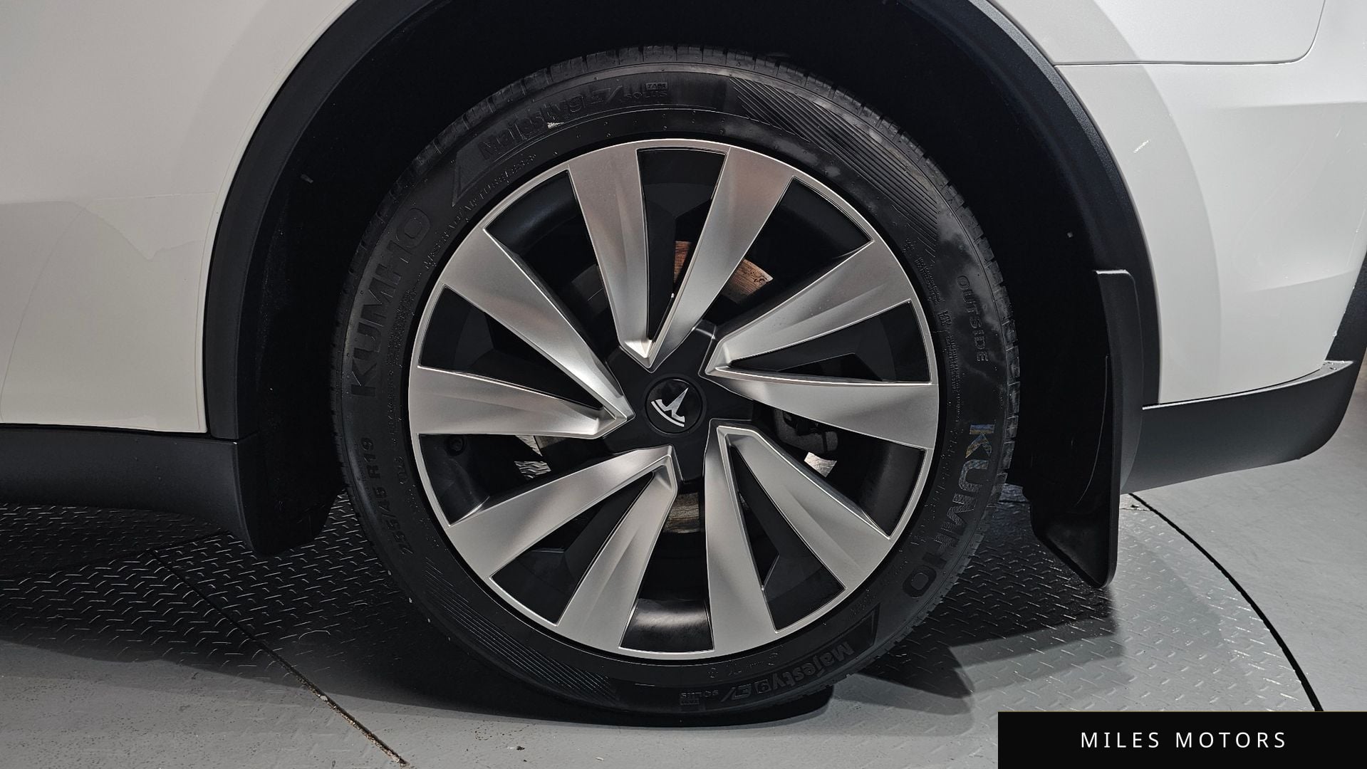 Tesla Model Y 2025 — миниатюра 6