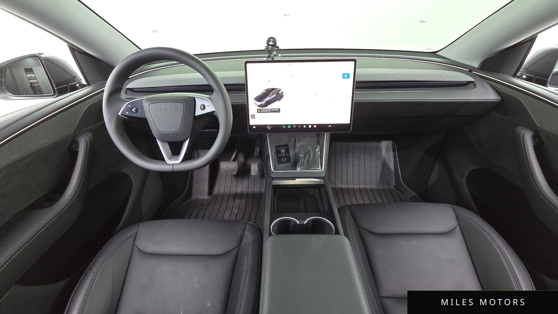 Tesla Model Y 2025 — миниатюра 10