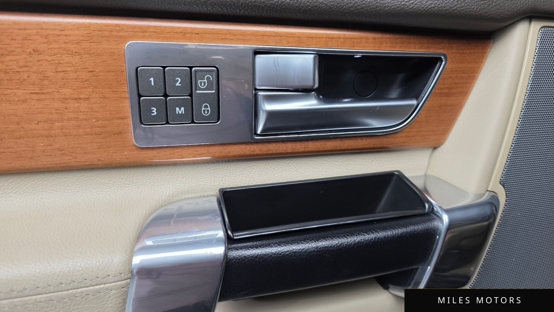 Land Rover Discovery 2016 — миниатюра 11