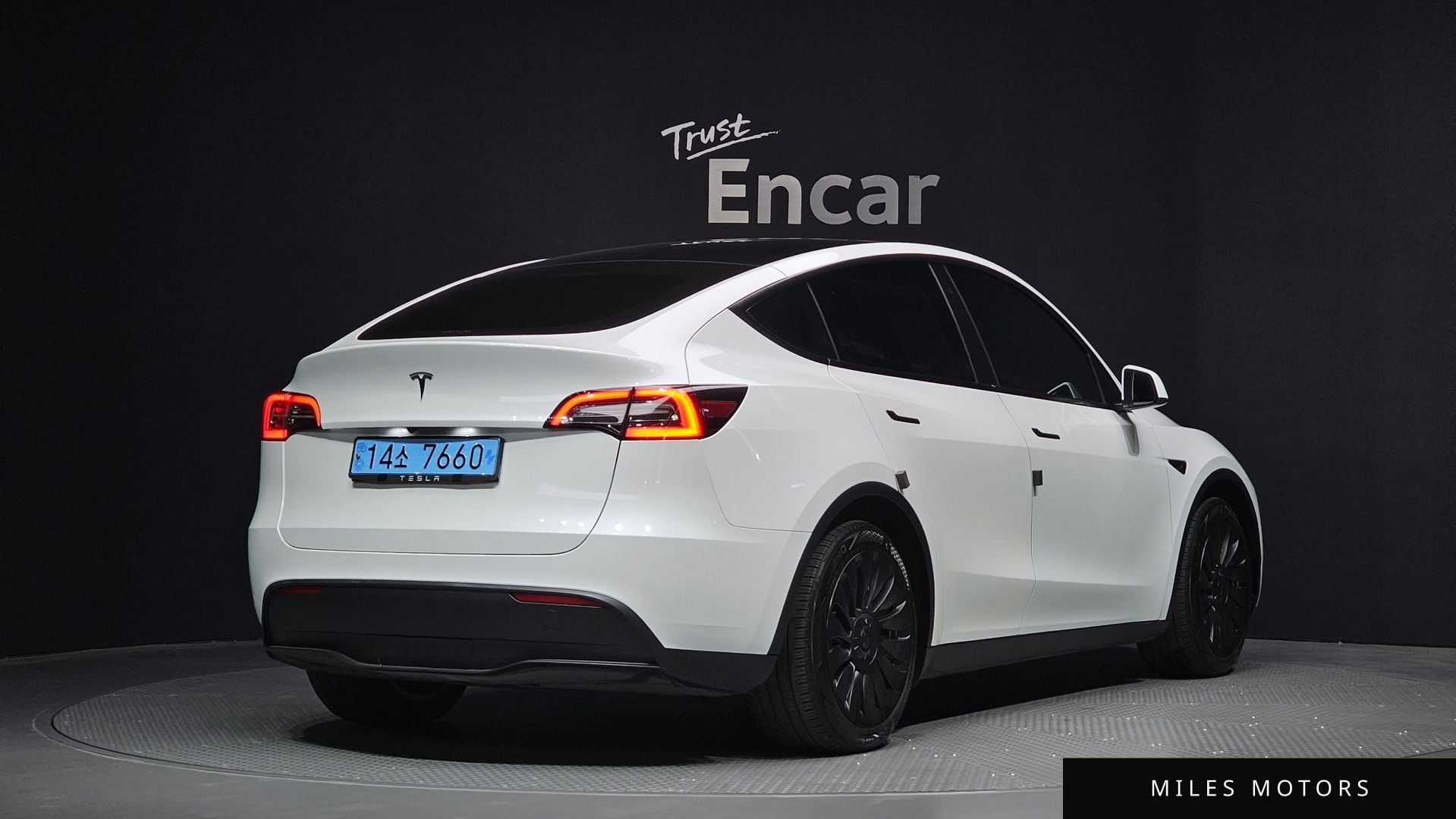 Tesla Model Y 2023 — миниатюра 2