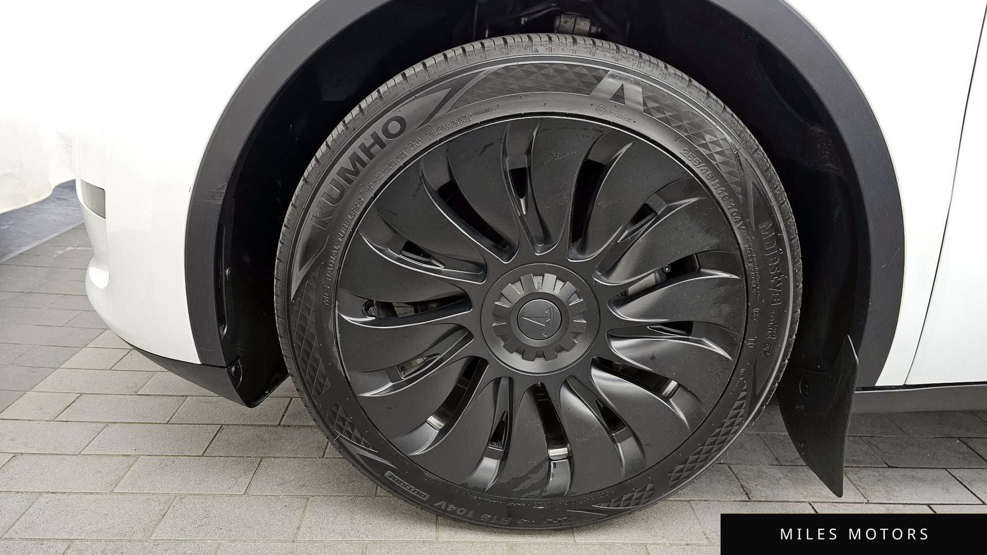 Tesla Model Y 2023 — миниатюра 5