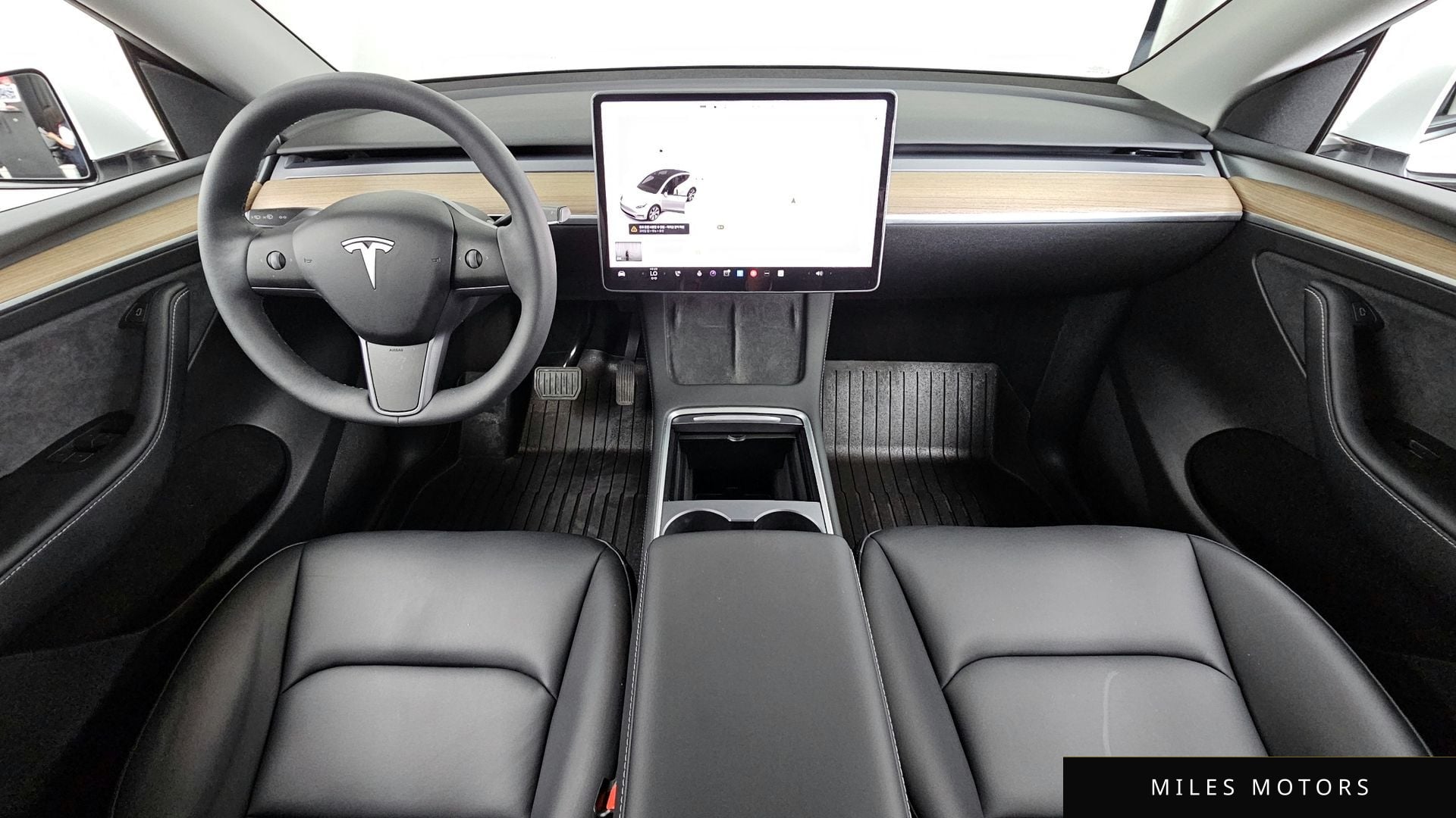 Tesla Model Y 2023 — миниатюра 10