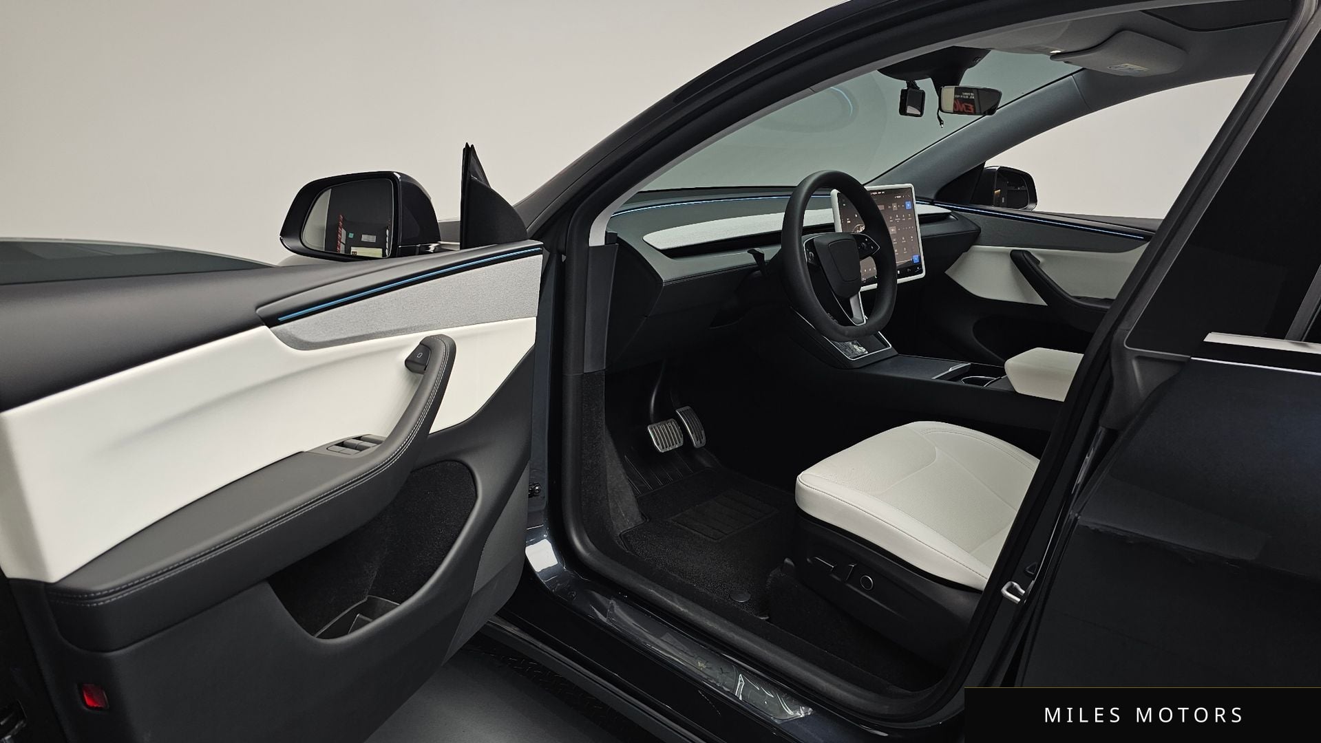 Tesla Model Y 2025 — миниатюра 12