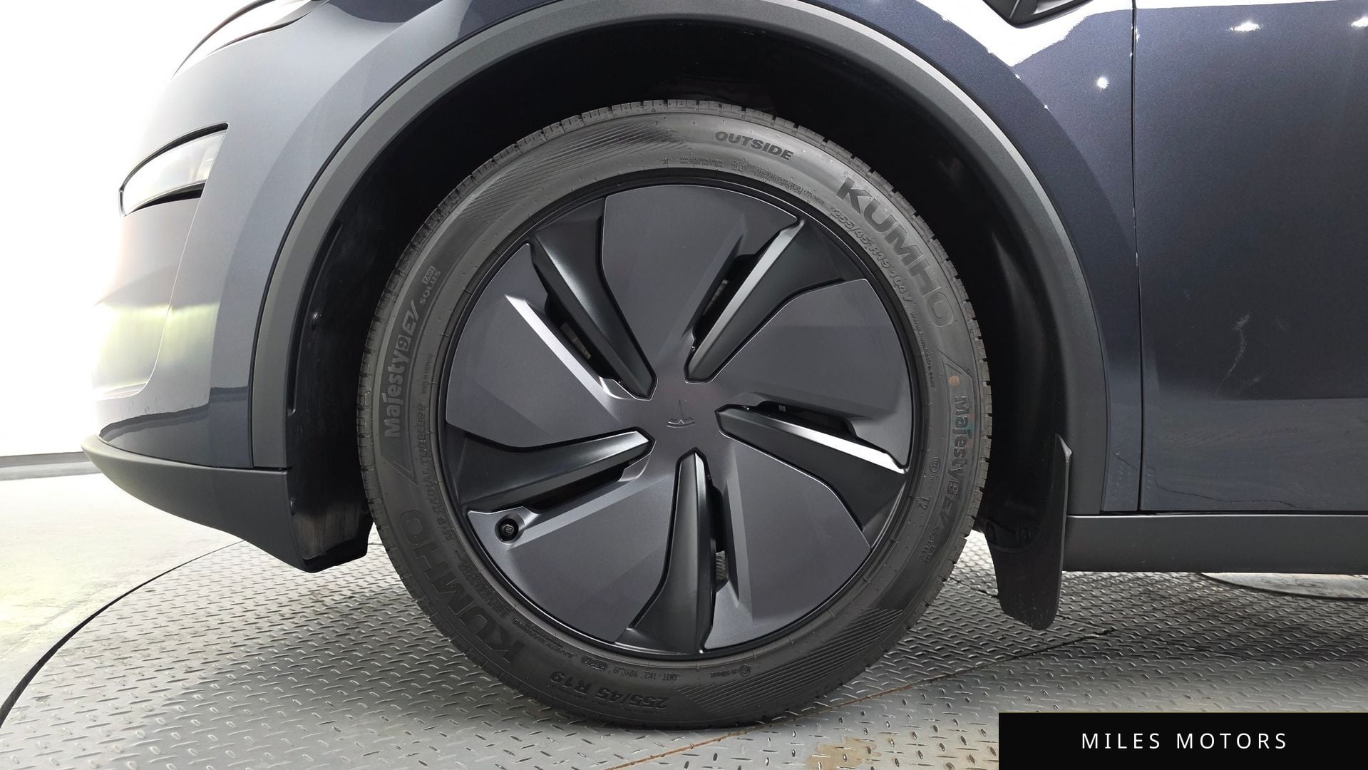 Tesla Model Y 2025 — миниатюра 4