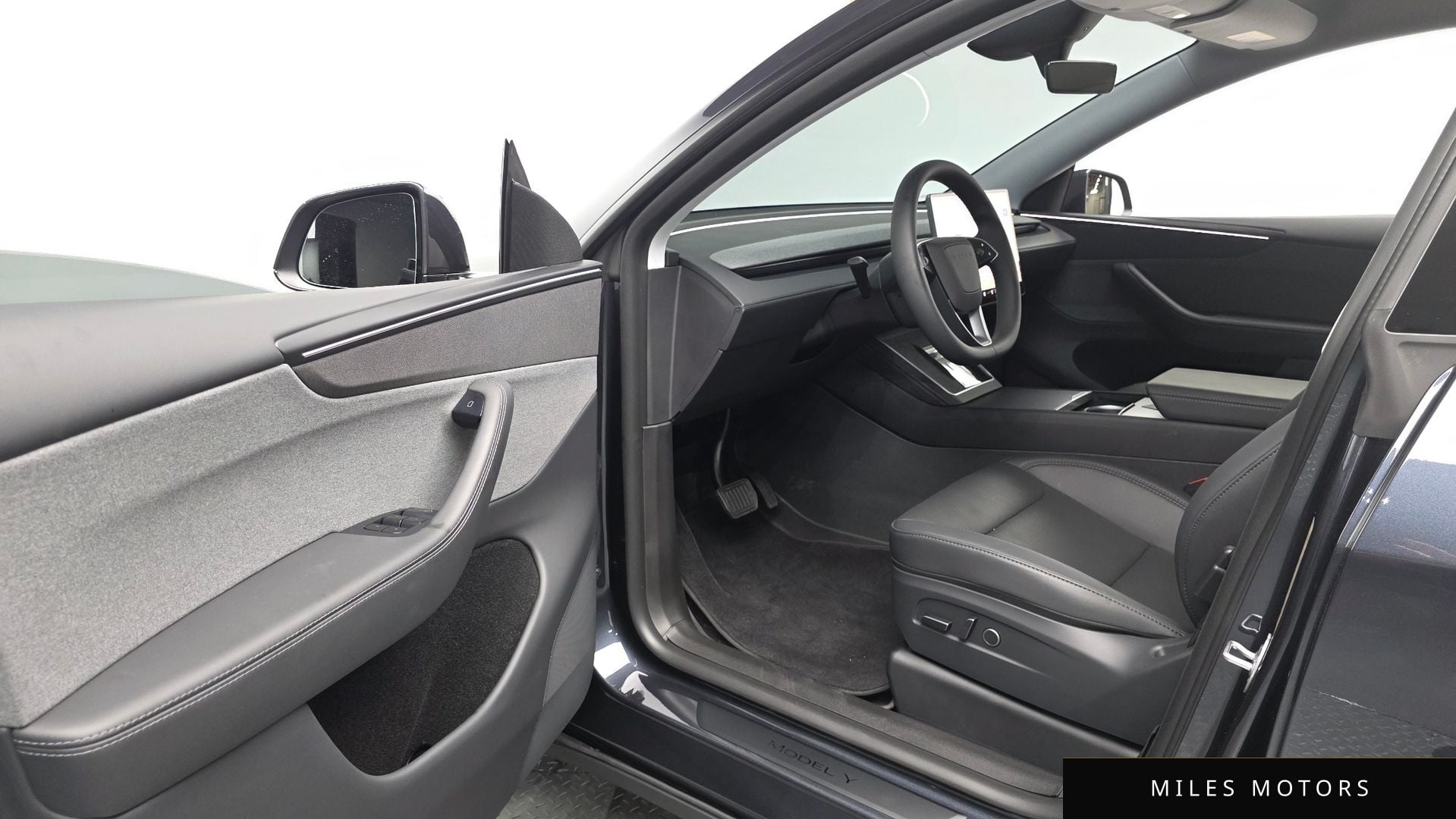 Tesla Model Y 2025 — миниатюра 12
