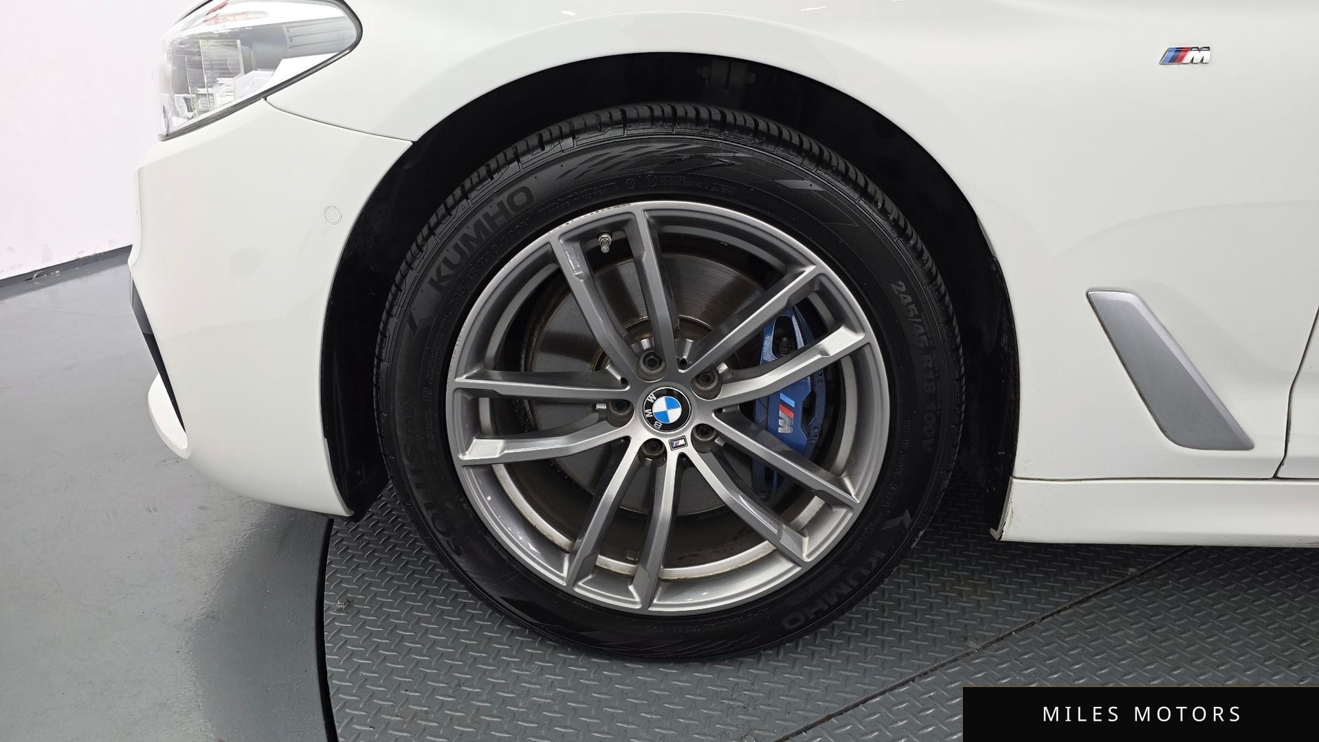 BMW 5 Series (G30) 2018 — миниатюра 5