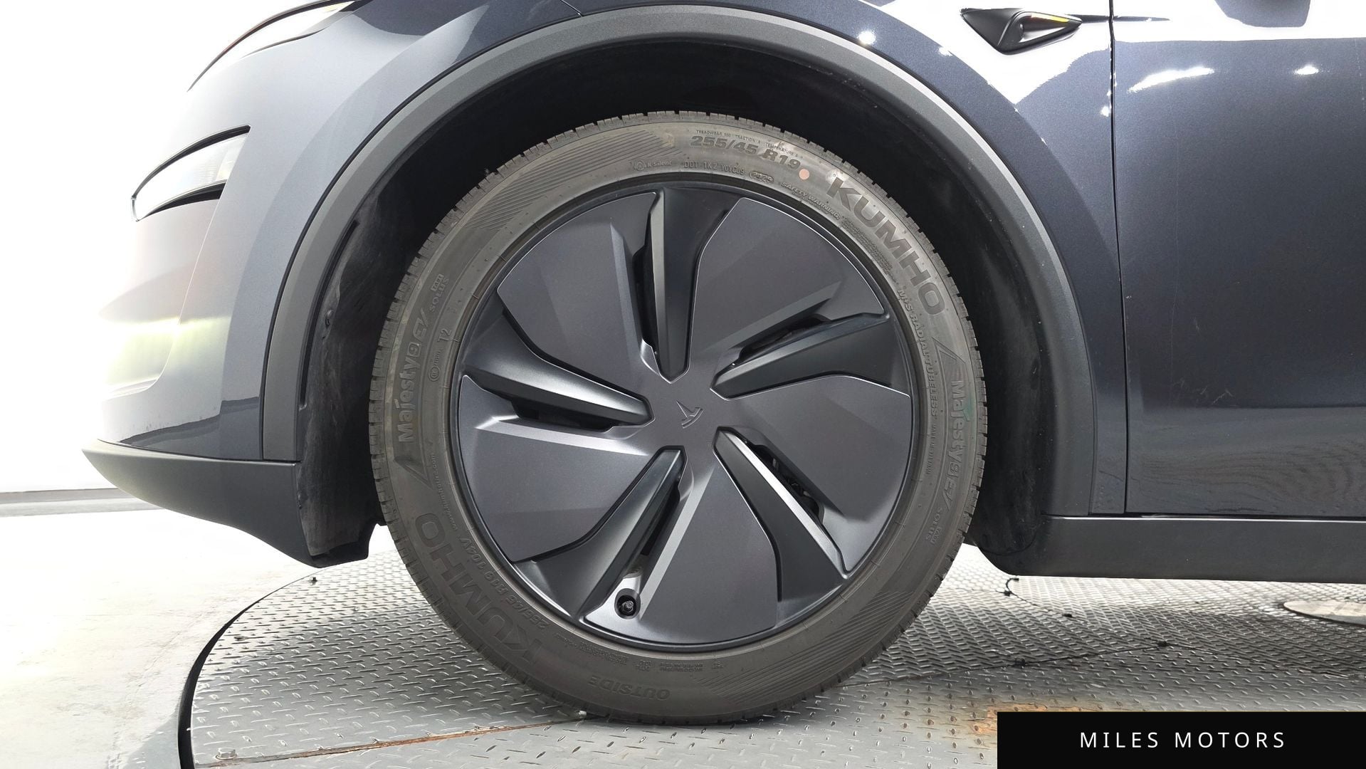 Tesla Model Y 2025 — миниатюра 4