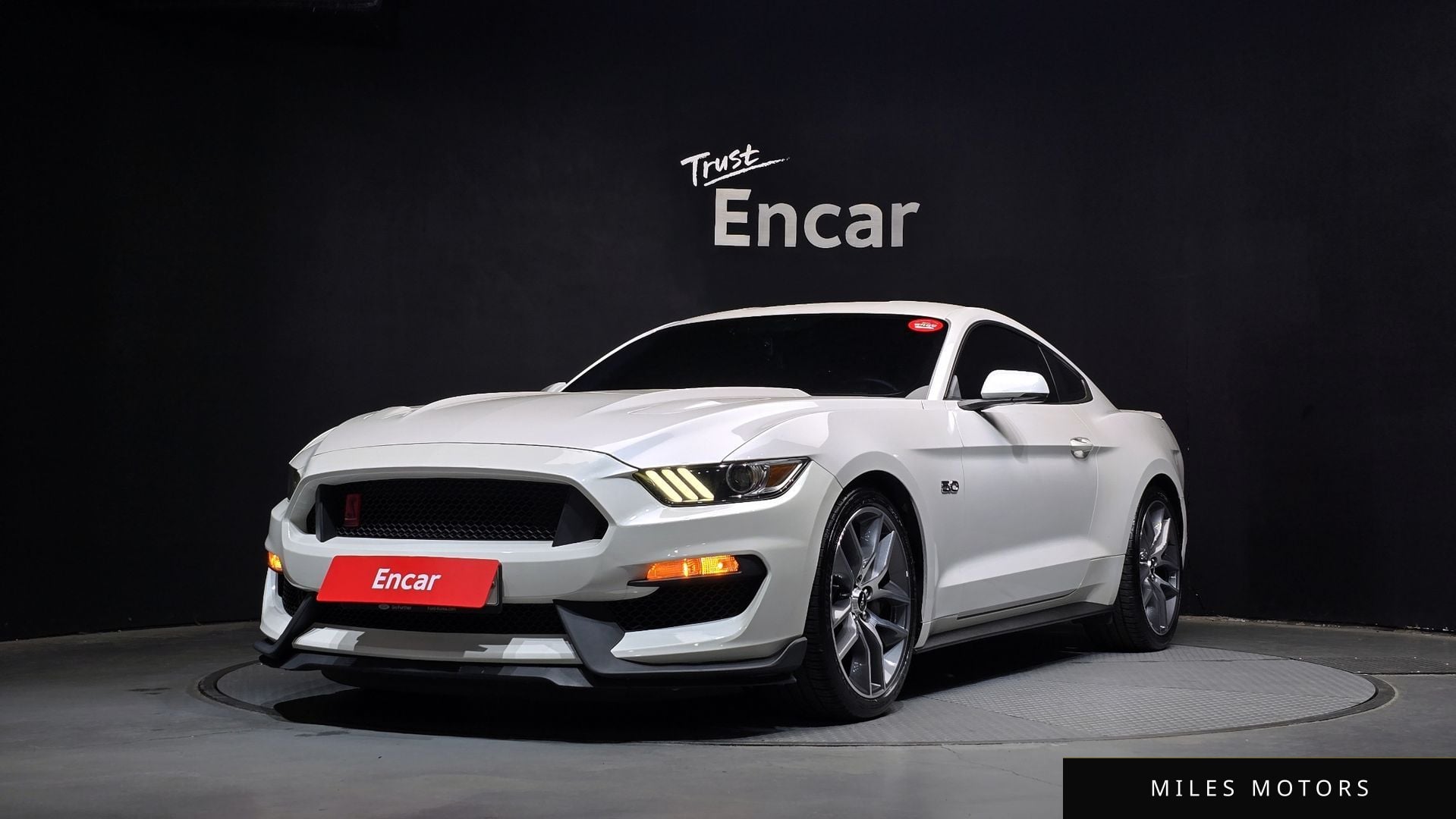 Ford Mustang 2017 — фото 1 из 12