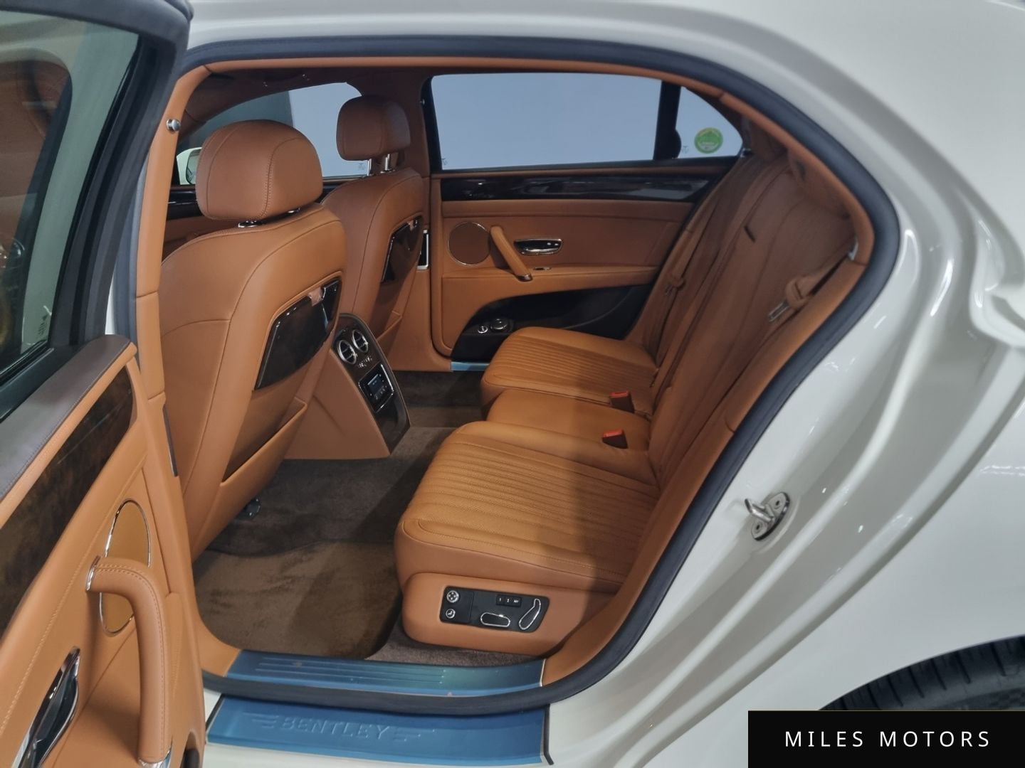 Bentley Flying Spur 2018 — миниатюра 10
