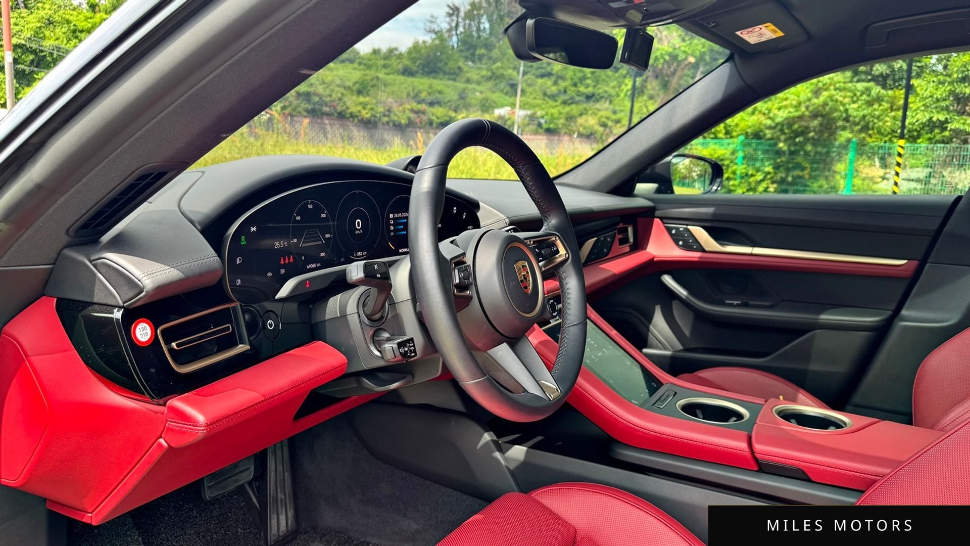 Porsche Taycan 2023 — миниатюра 9