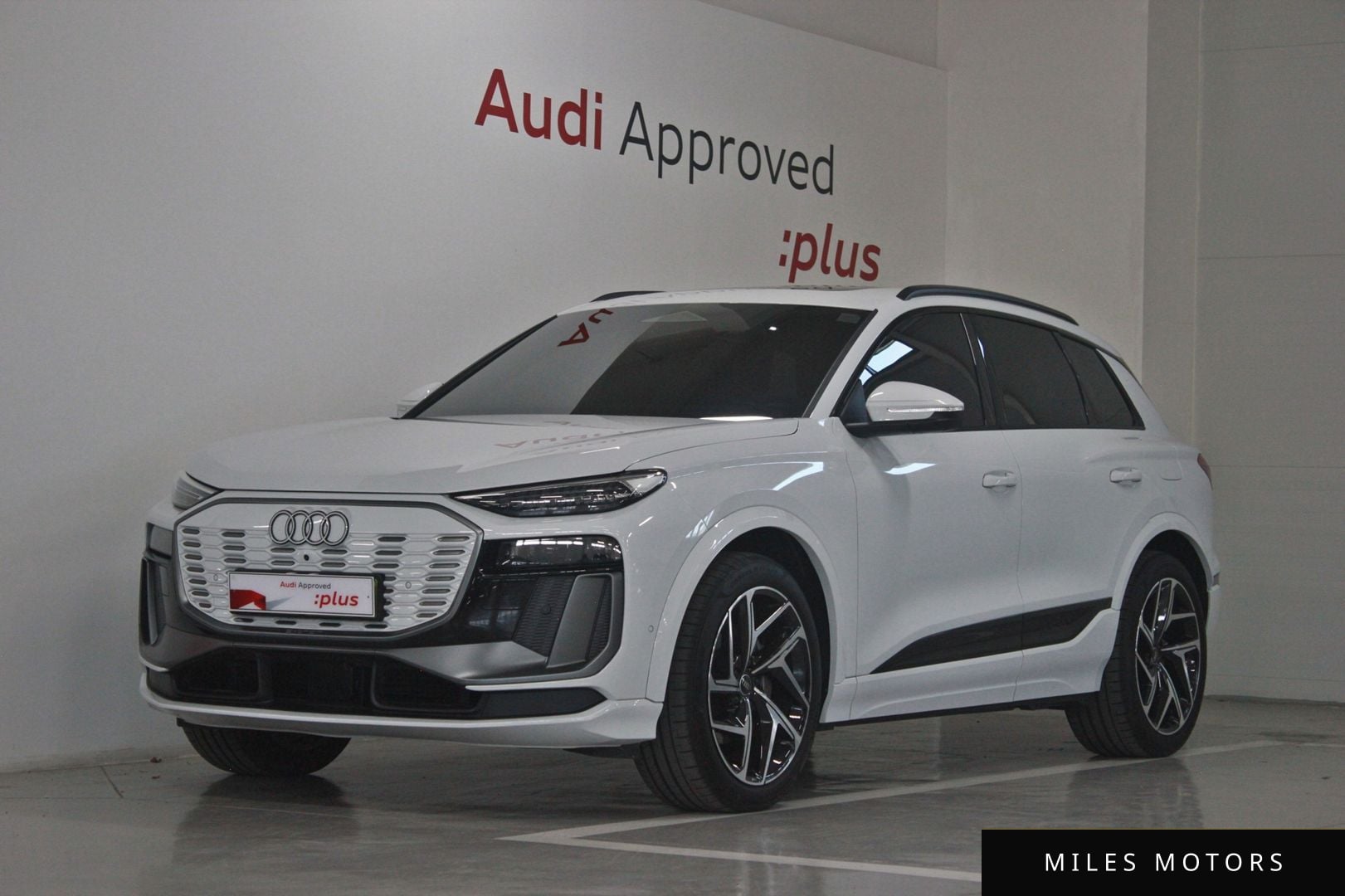 Audi Q6 e-tron 2025 — фото 1 из 12