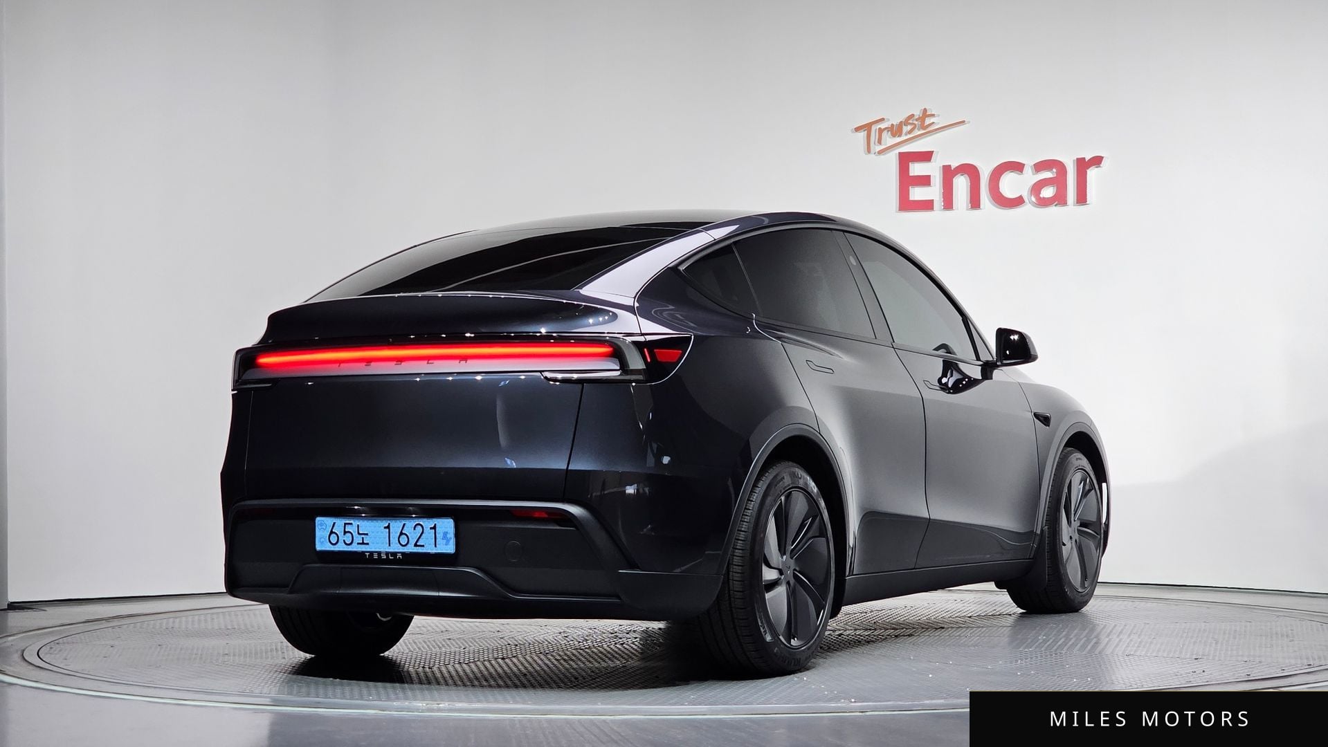 Tesla Model Y 2025 — миниатюра 2