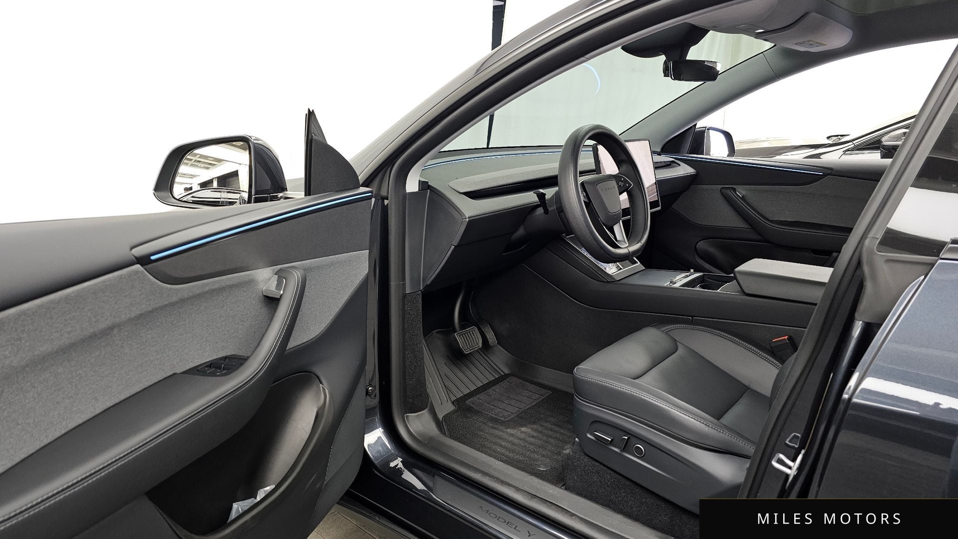 Tesla Model Y 2025 — миниатюра 10