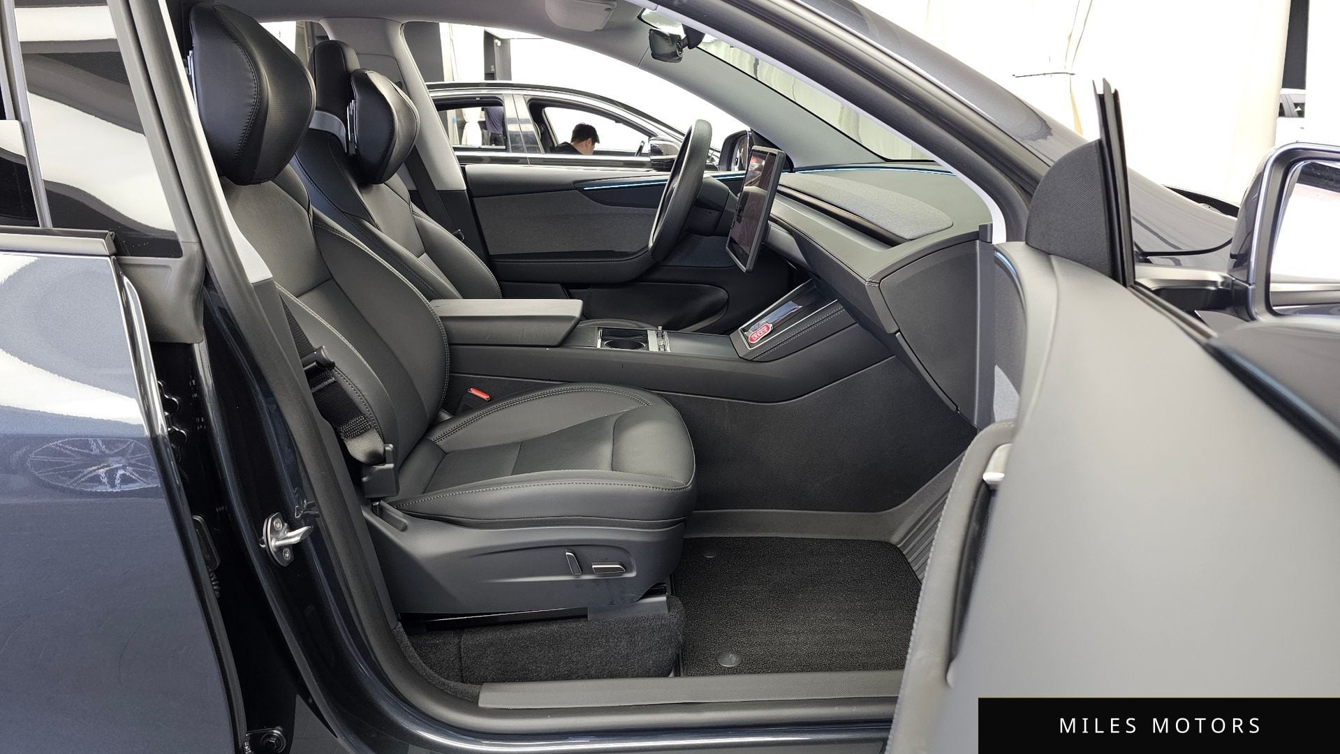 Tesla Model Y 2025 — миниатюра 11