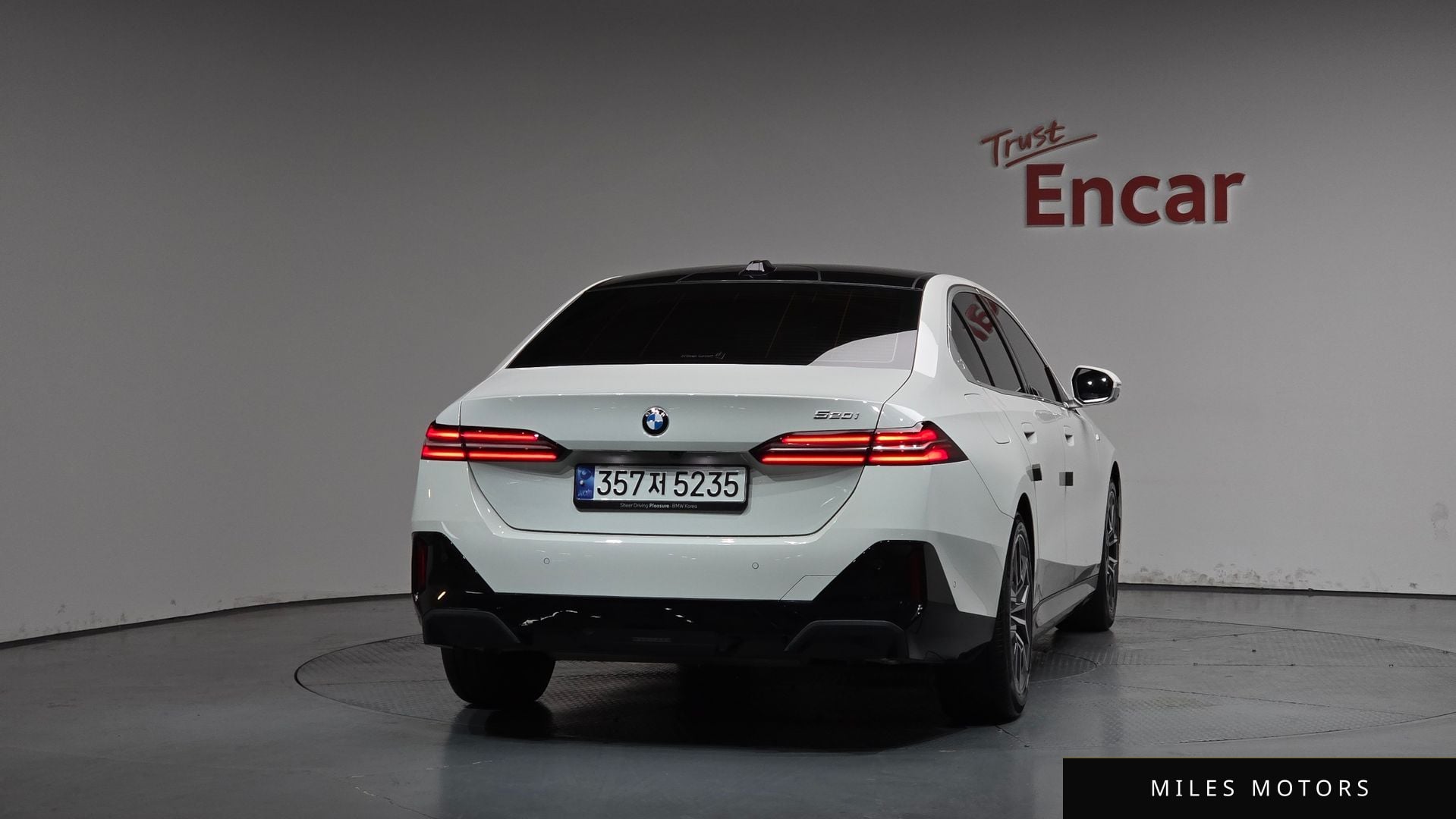 BMW 5 Series (G60) 2024 — миниатюра 3